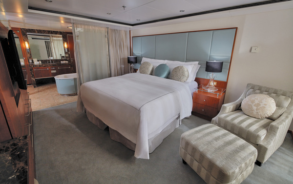 RSSC Seven Seas Voyager Signature Suite Bedroom ©Regent Seven Seas Cruises.jpg